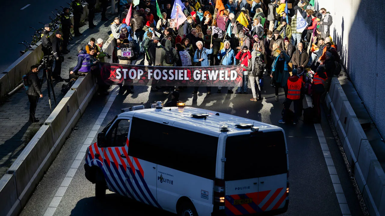 Politie zet waterkanon in tegen demonstranten van Extinction Rebellion op A12