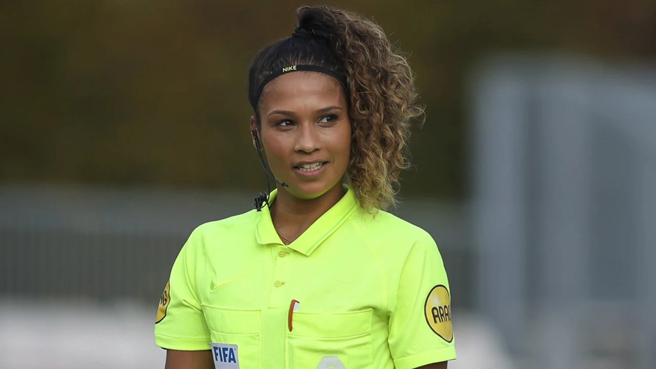Shona Shukrula fluit als eerste vrouw wedstrijd in Nederlands betaald mannenvoetbal