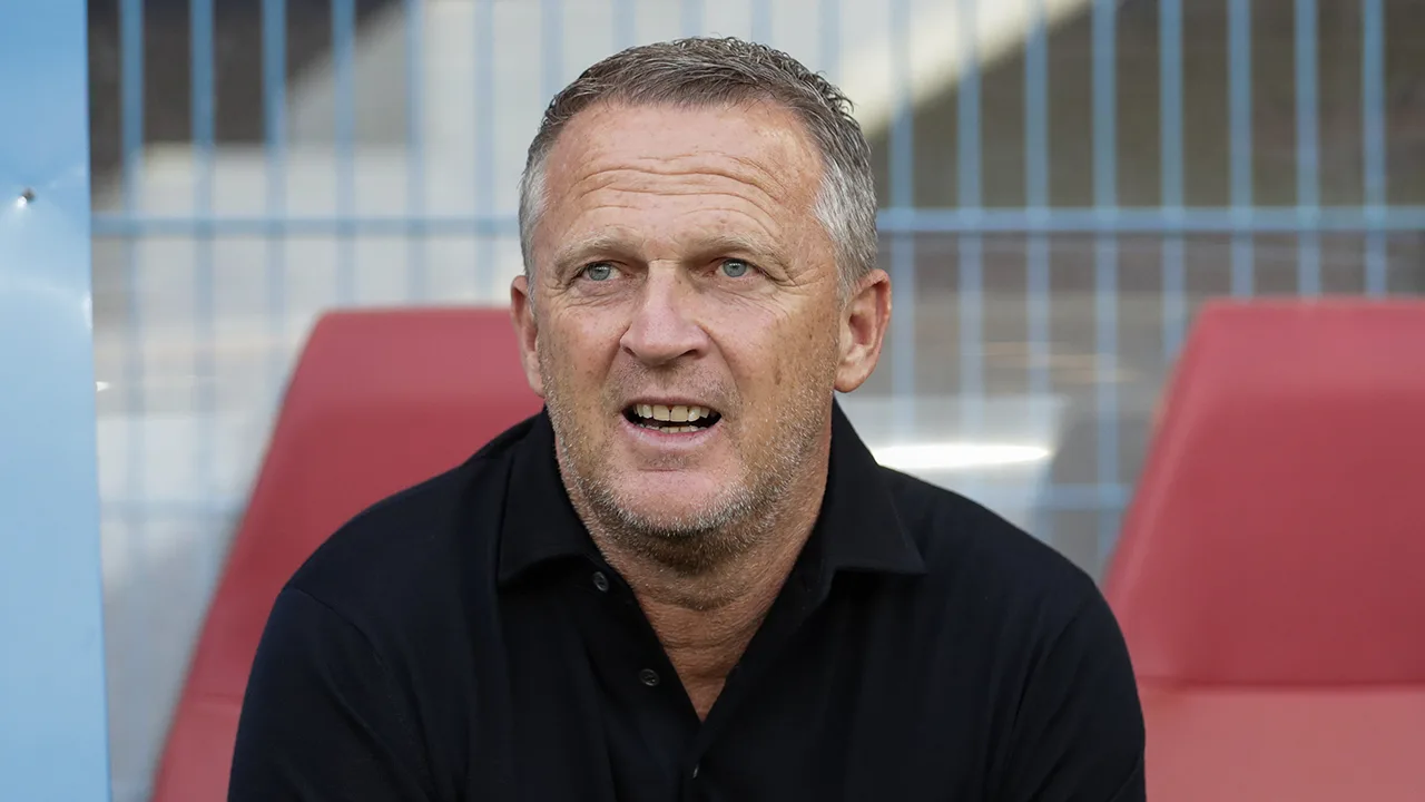 Officieel: FC Twente presenteert John van den Brom als nieuwe trainer 