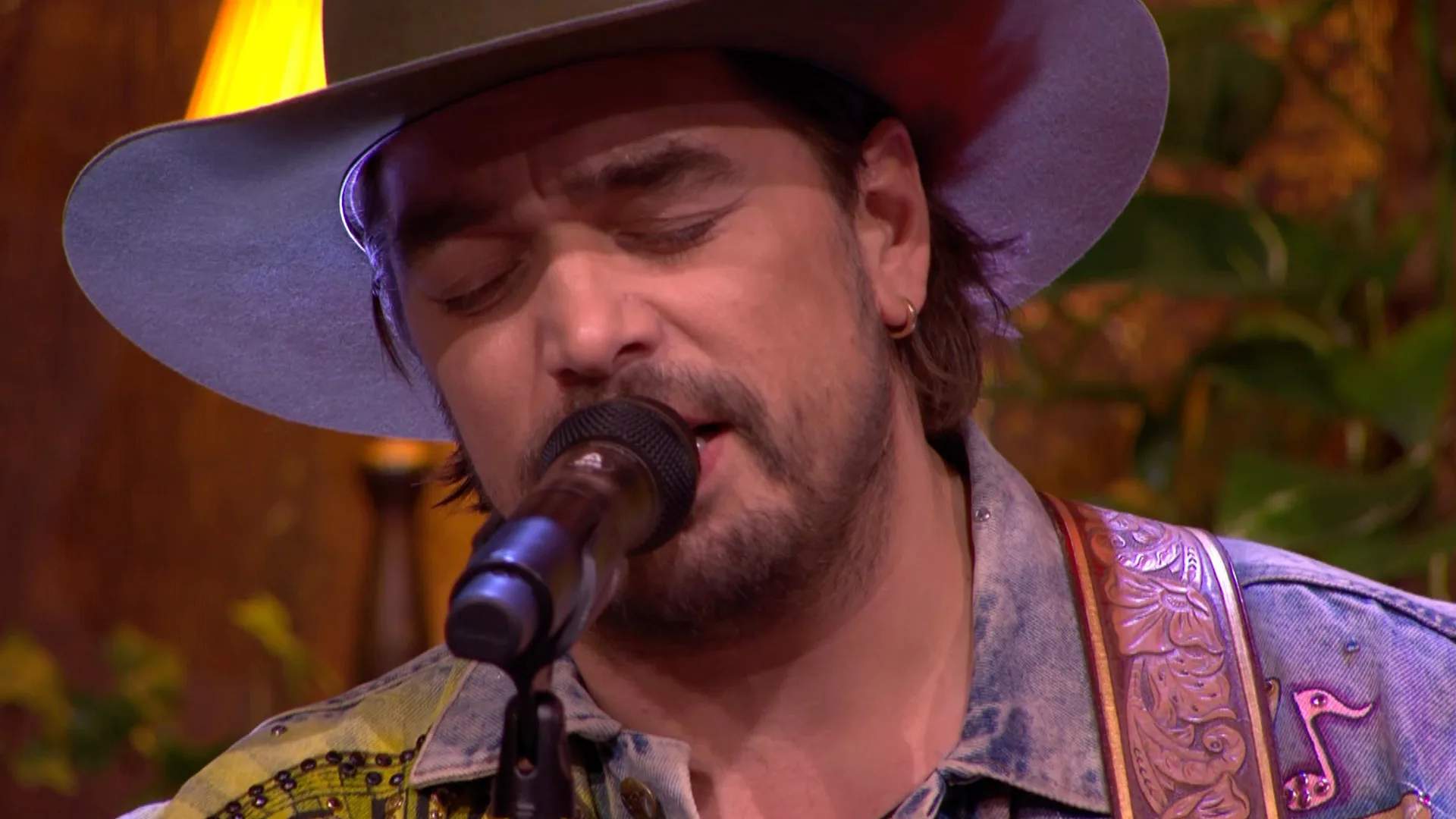 Waylon verzorgt een muzikale toegift voor het Oranjezondag-publiek tijdens de commercialbreak