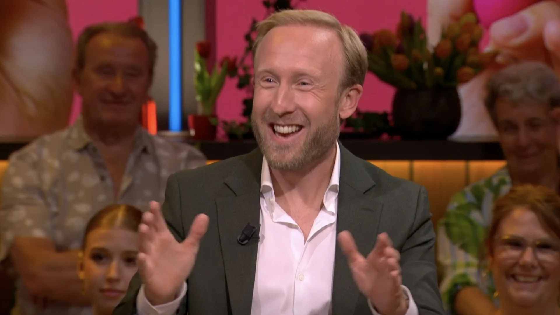 Raymond Mens verrast De Oranjezomer-gast: 'Wanneer heb jij voor het laatst afgetrokken?'