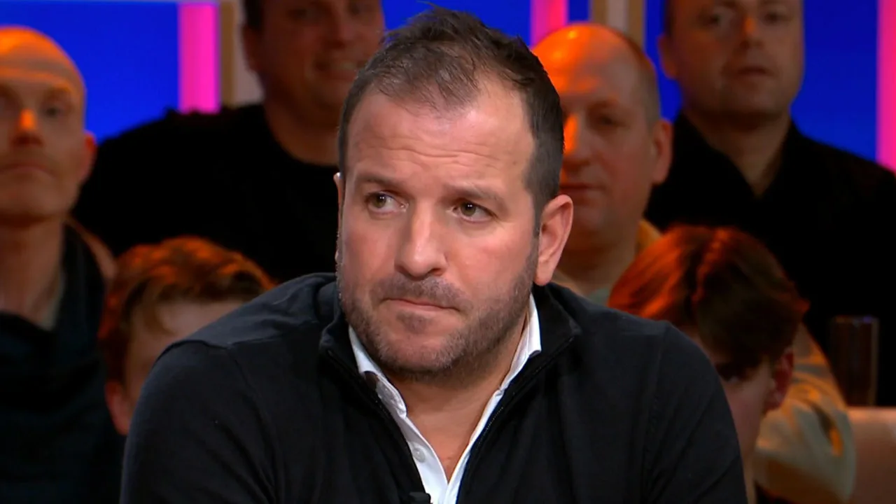 Rafael van der Vaart deelt harde kritiek uit aan PSV'er: 'Hij kan er geen klote van!' 