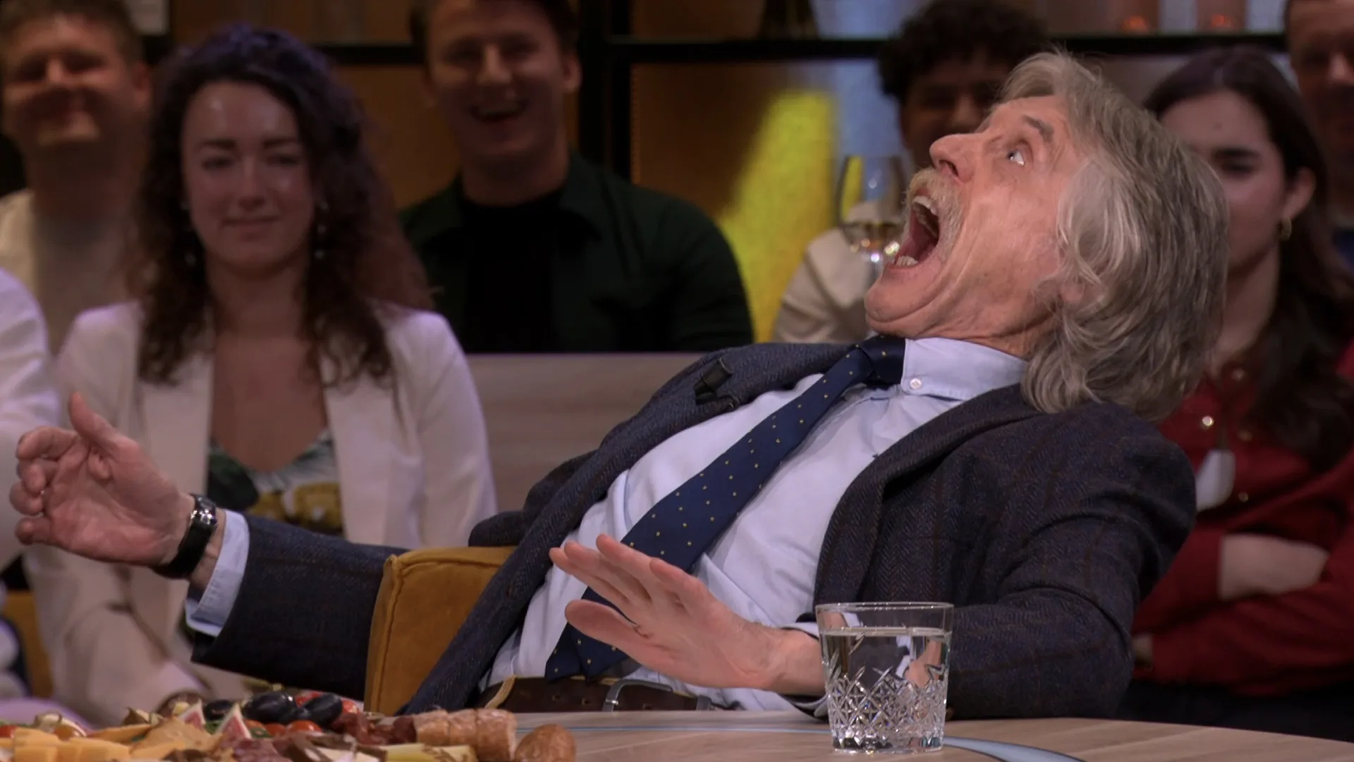 'Ze zit over de rand naar beneden te schijten!'