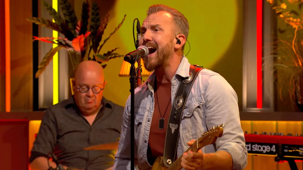 Tributeband Brucified zorgt tijdens de commercialbreak voor een héérlijke sfeer met ‘Glory Days’