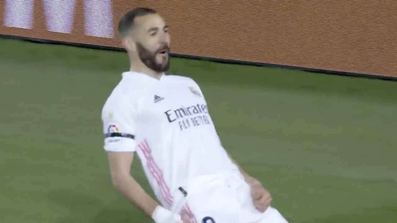 ZIEN: Benzema scoort met een heerlijk hakje tegen Barcelona
