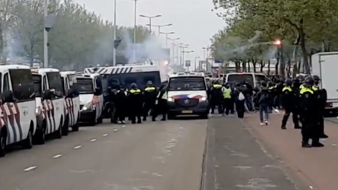 VIDEO: Marseille-hooligans gooien vuurwerk naar Feyenoord-aanhang