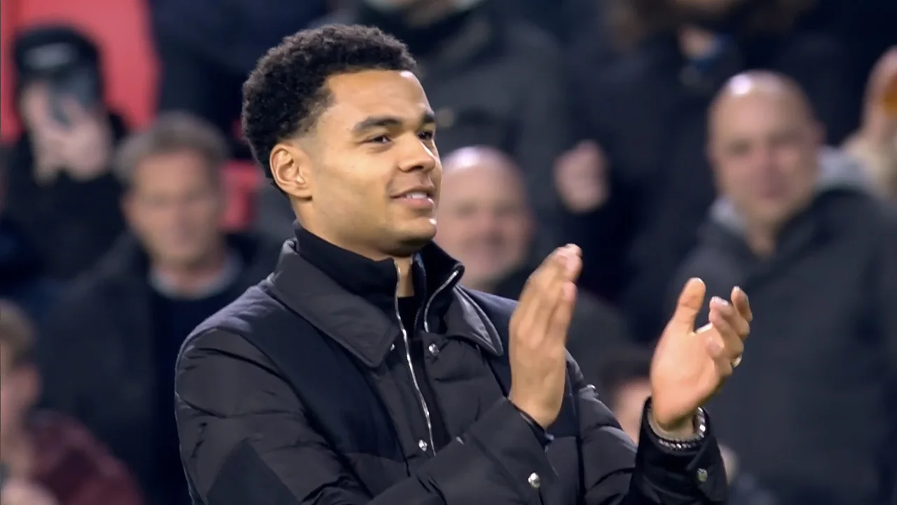 Cody Gakpo neemt in de rust van PSV-Sevilla afscheid van PSV-publiek