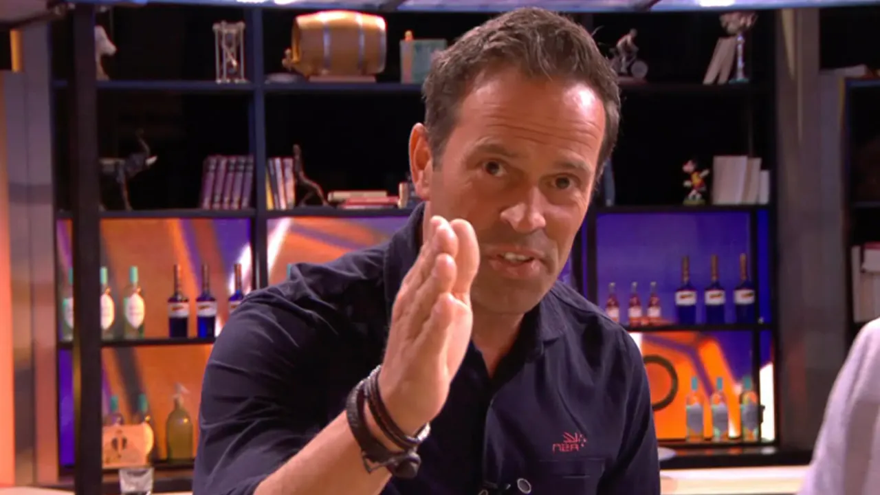 Scheidsrechter Bas Nijhuis kreeg waarschuwing als gastdocent: 'Je mag nu niemand meer uit de klas sturen!’