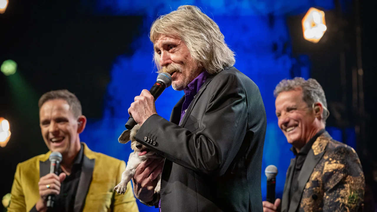 John en Kees de Bever hebben toestemming van Johan Derksen voor 'nudistencamping'