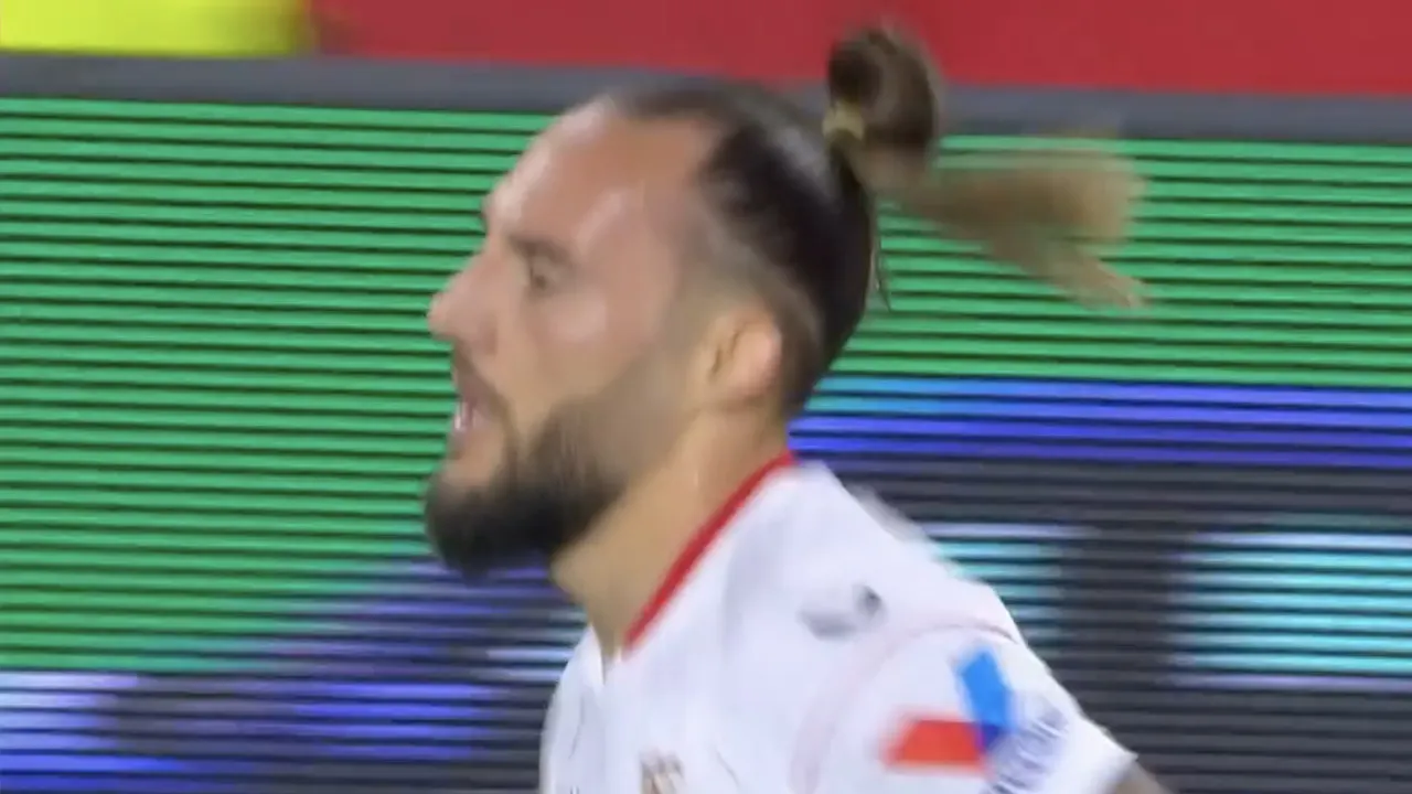 KANS: Gudelj speelt veel te hard terug, maar bal verdwijnt naast doel van Bono