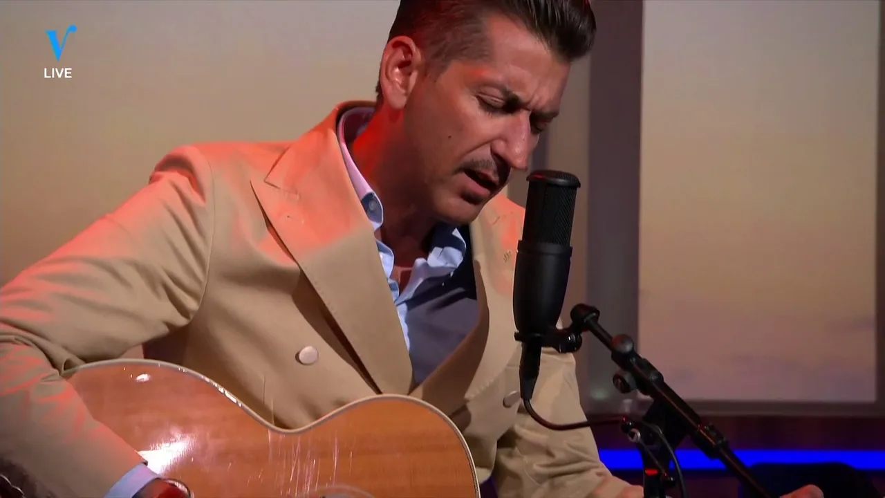 Danny Vera zingt nieuw nummer, Johan vindt het beter dan Roller Coaster