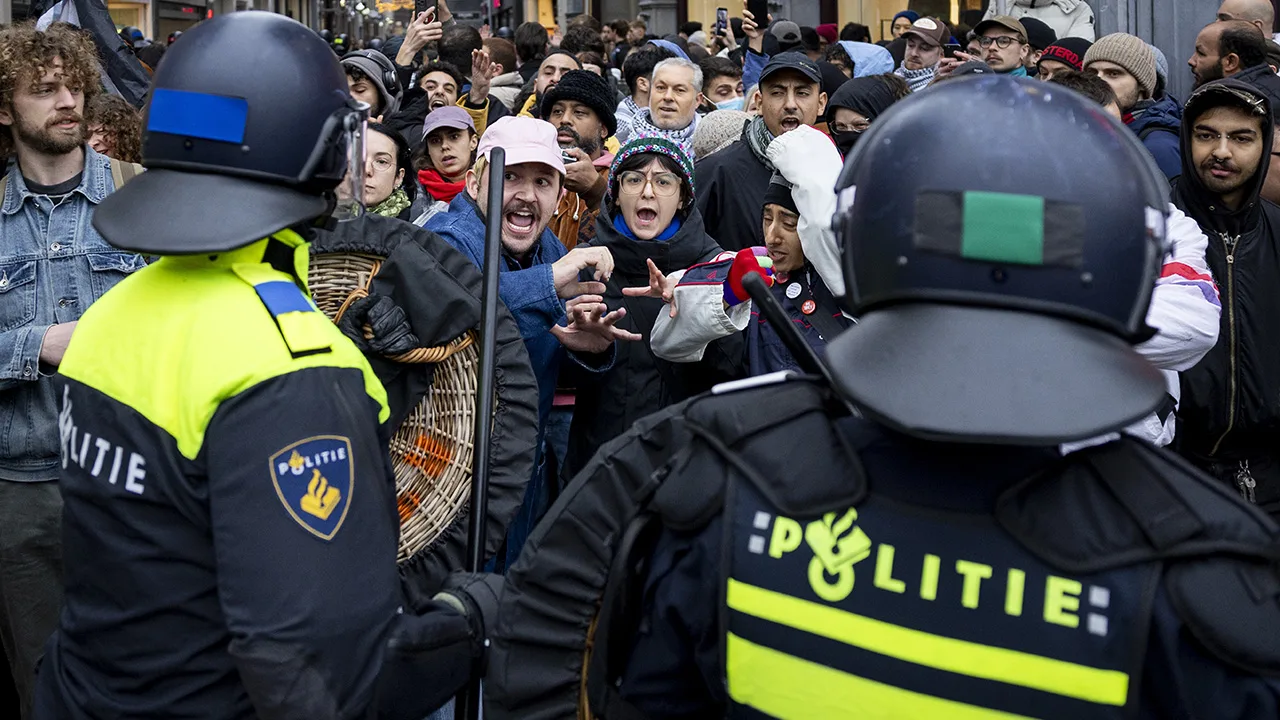 Ruim 50 aanhoudingen op en rond de Dam bij verboden protest