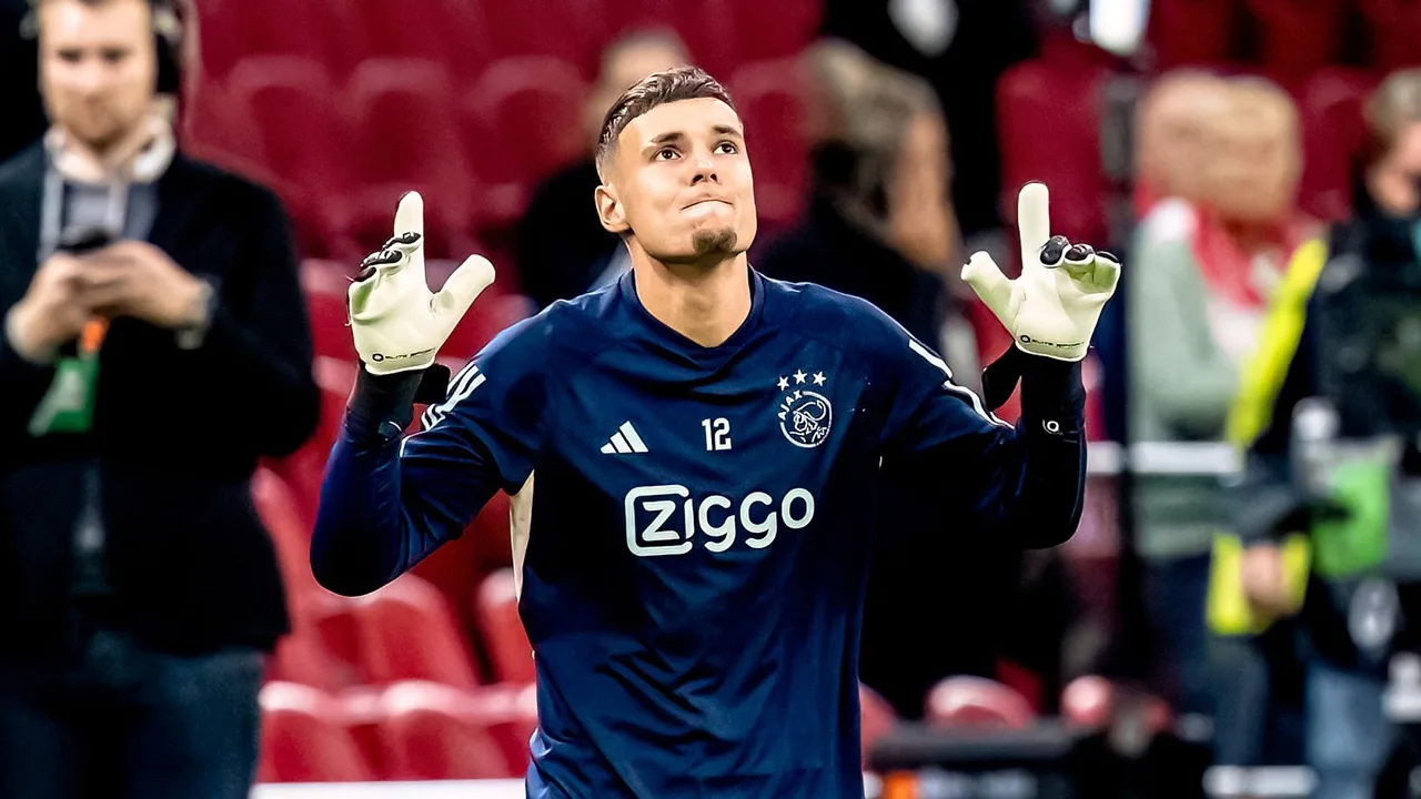 Gorter verklaart vast ritueel tijdens duels Ajax: 'Het geeft energie en houdt me bij de les'