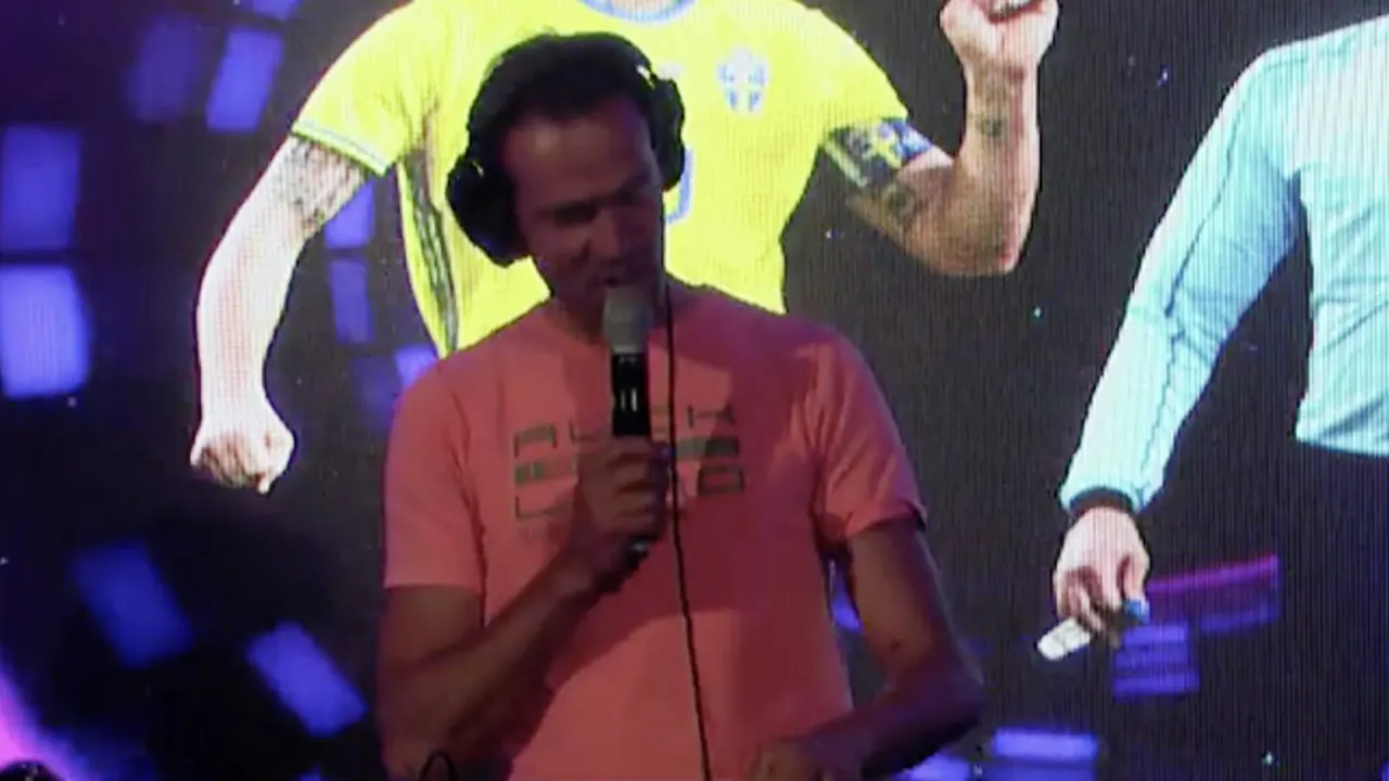 Bas Nijhuis is DJ tijdens het Foute Uur en draait natuurlijk 'Casanova'