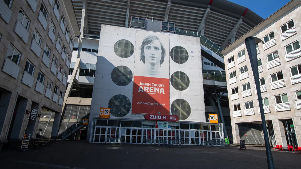 Johan Cruijff op verjaardag geëerd met bronzen beeld in ArenA