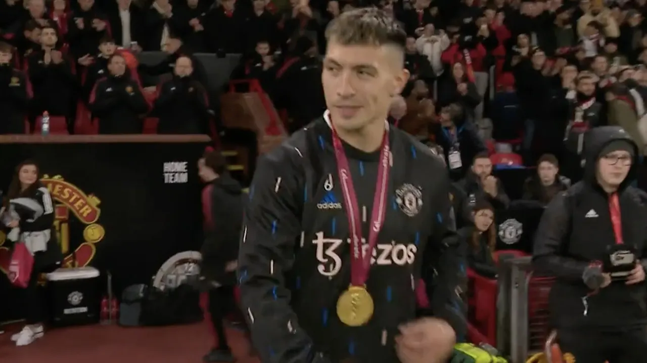 WK-winnaar Lisandro Martínez krijgt staande ovatie op Old Trafford