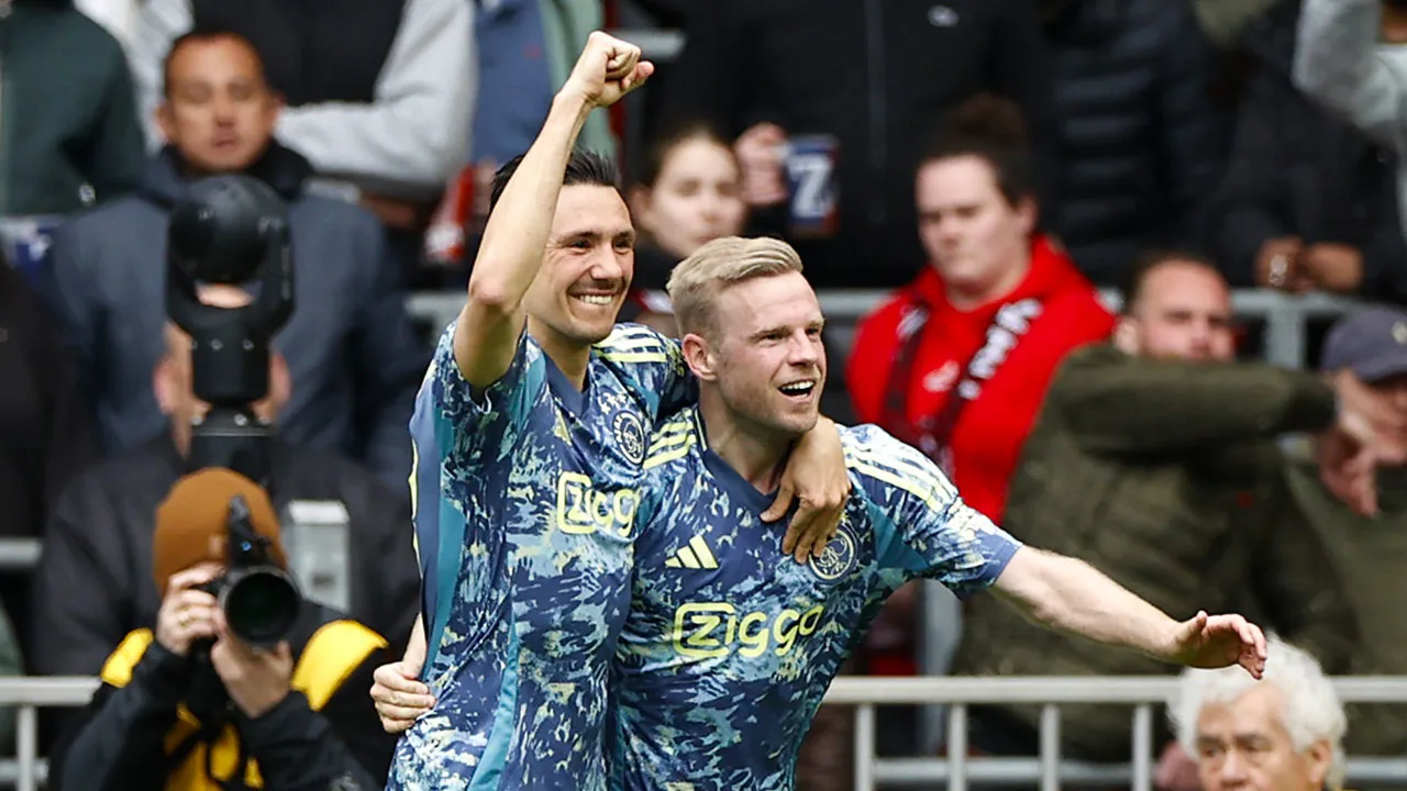 Ajax wint Eredivisie-topper bij PSV en zet enorme stap richting landstitel
