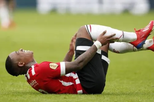 PSV'er Bergwijn naar ziekenhuis