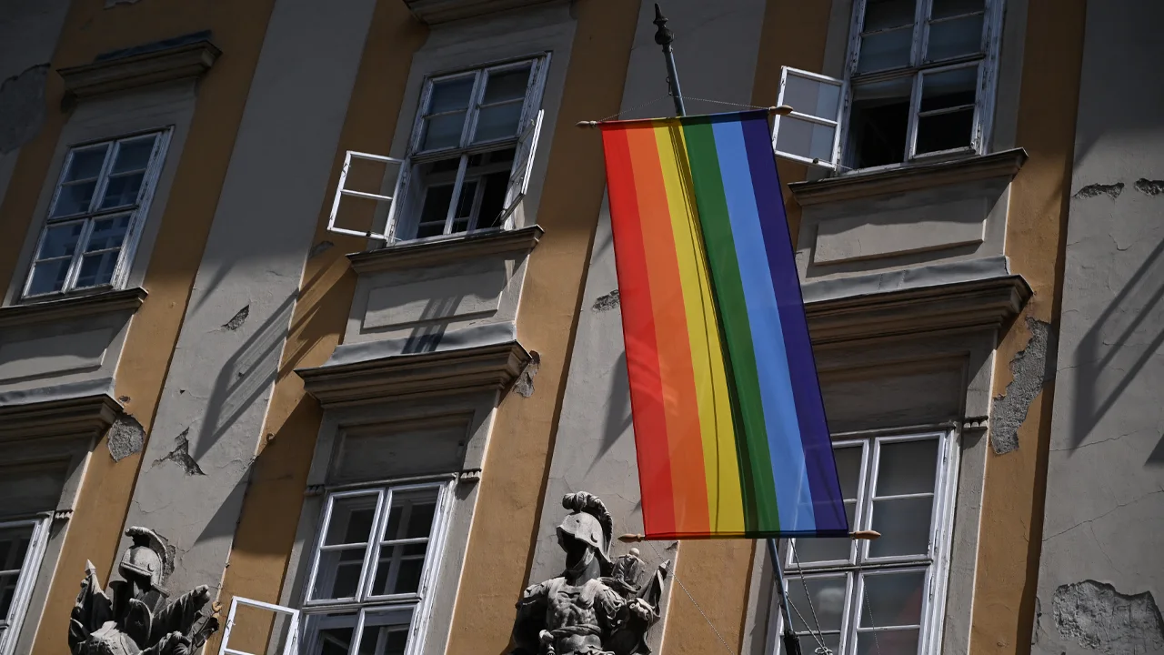 Hongaarse premier Orbán verbiedt lhbti-symbolen op overheidsgebouwen vlak voor start Pride