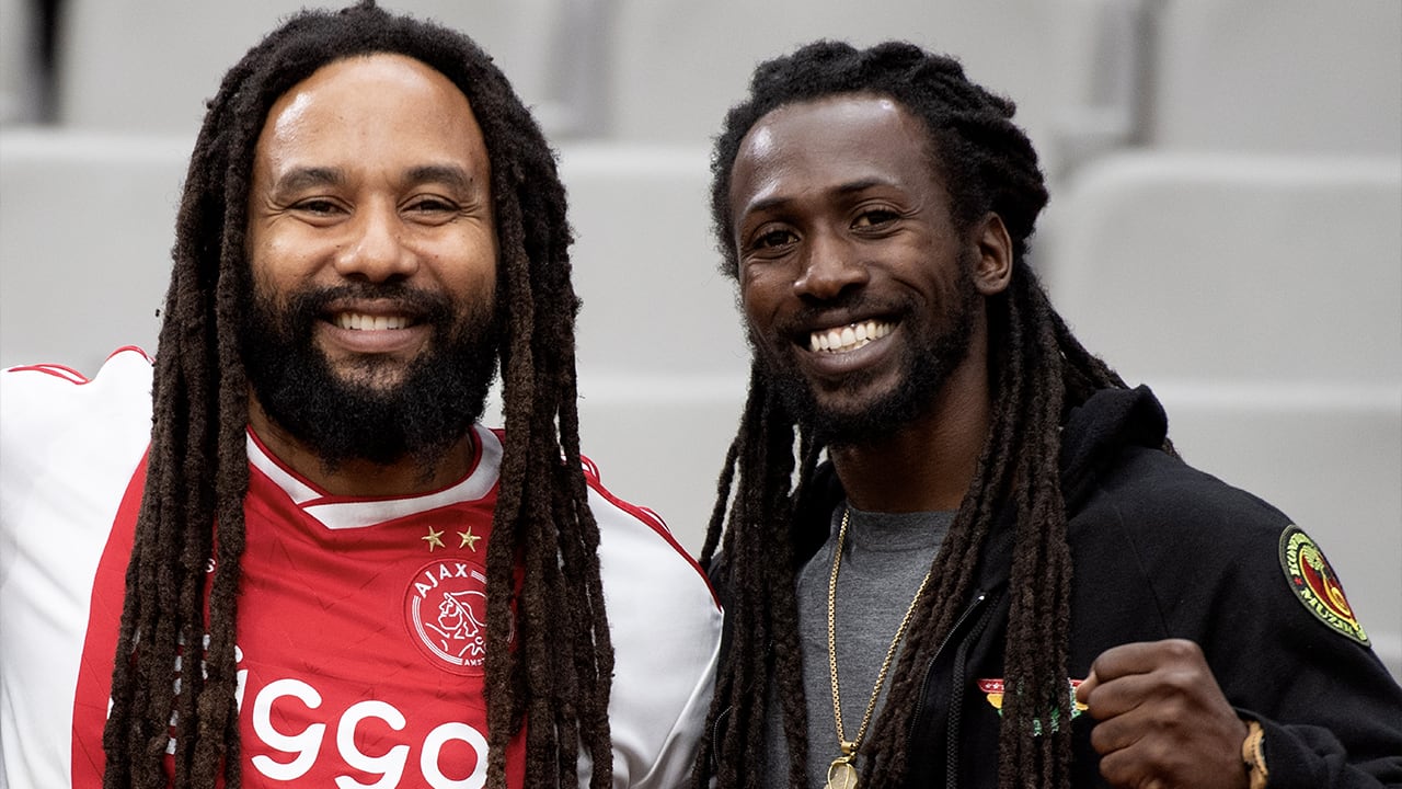 Ajax-fans zingen zondagavond 'Three Little Birds'