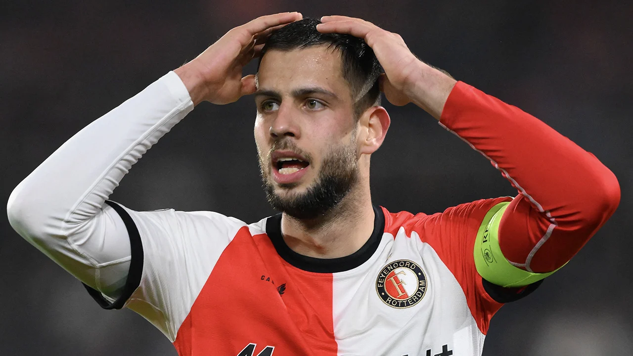Feyenoord woest op Al-Nassr na stuklopen transfer Hancko: 'Schandalig!'