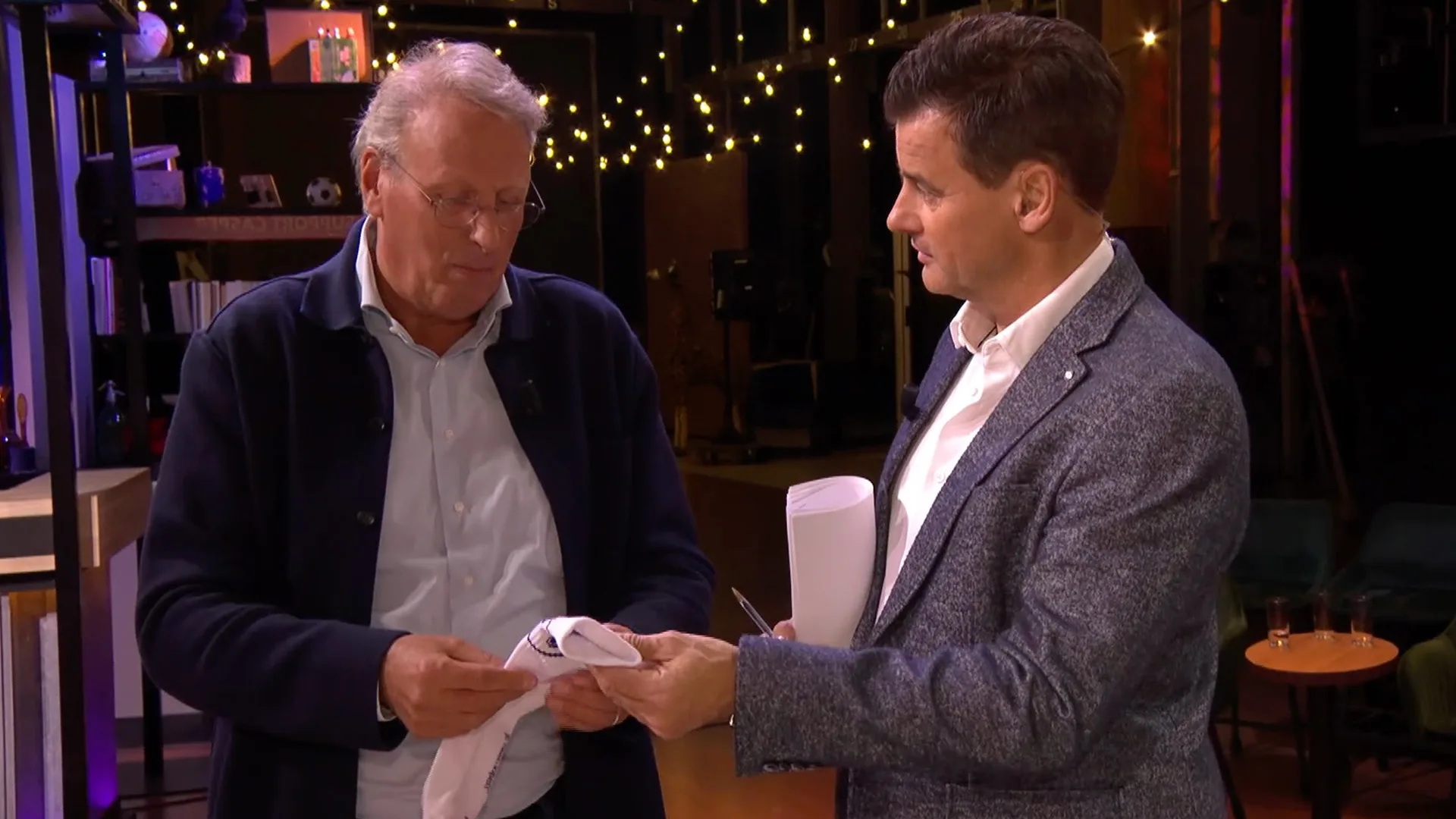 Chris Woerts verbaast zich In de Wandelgangen over Eva Jinek-sokken: 'Allemaal NPO-geld, jongens...'