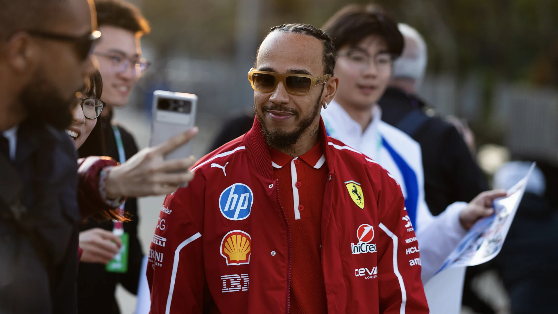 Hamilton is sneller dan Verstappen en McLarens en scoort eerste pole position