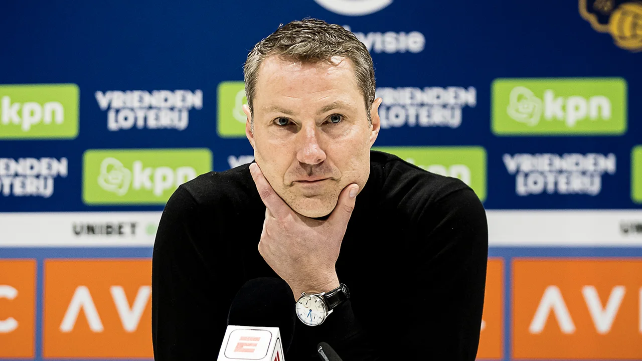 'Priske is dead man walking bij Feyenoord; namen Van Bronckhorst, Van Bommel en Ten Hag circuleren'