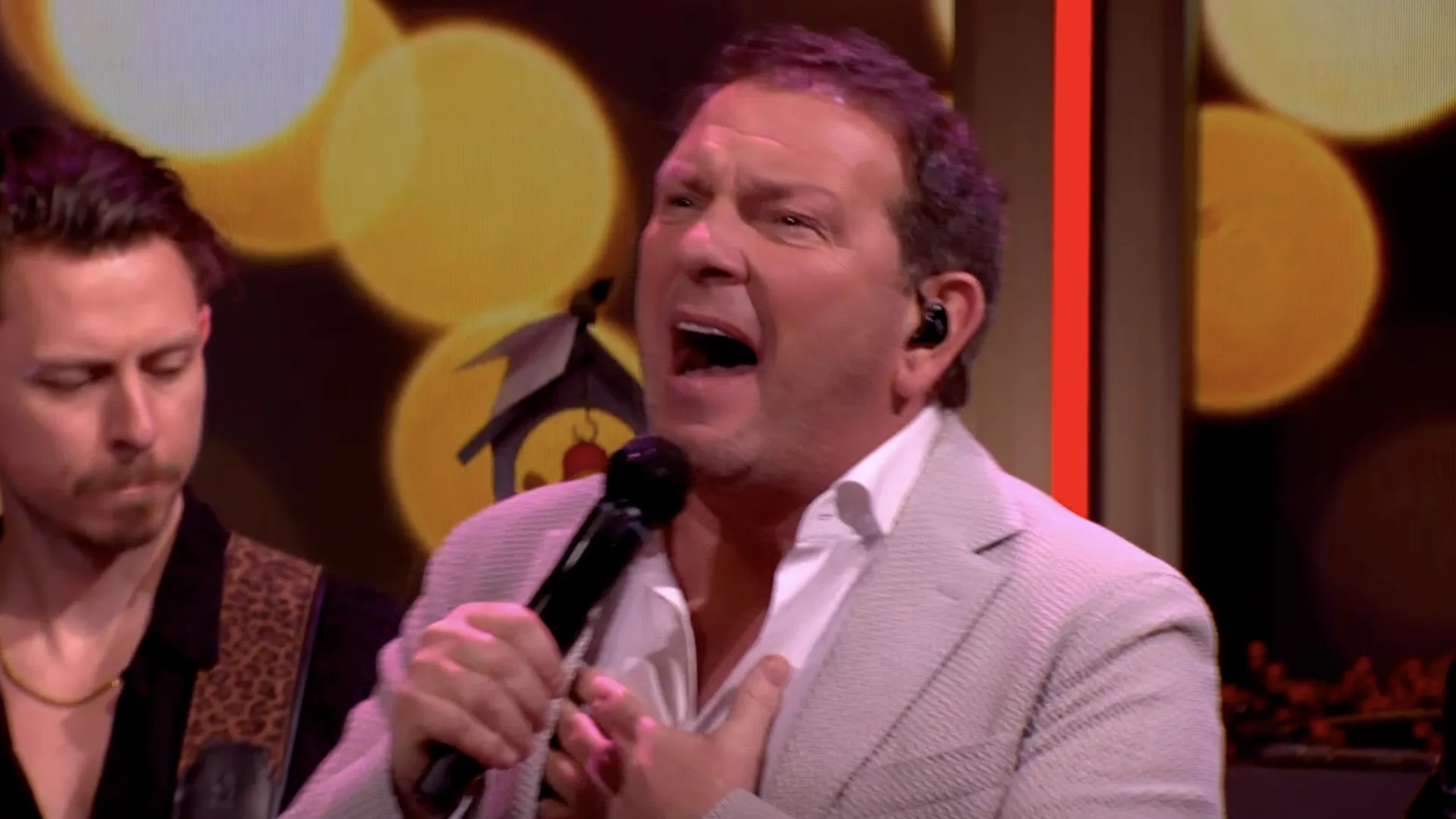 Robert Leroy zingt 'Doe niet zo stom' in commercial break van De Oranjewinter