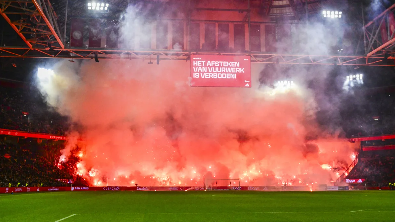 Schokkende foto uit Johan Cruijff Arena: hooligans staan klaar om vuurwerk af te schieten