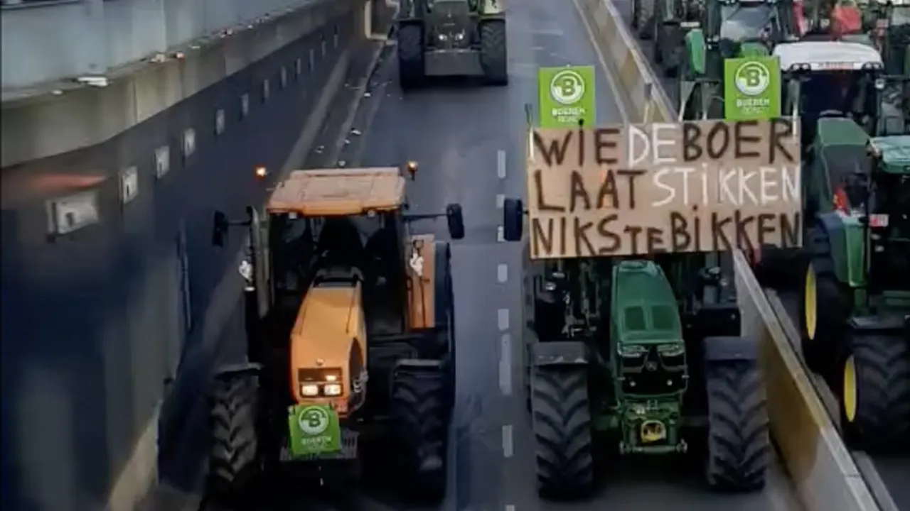 Duizenden boze boeren toeterend bijeen in centrum Brussel