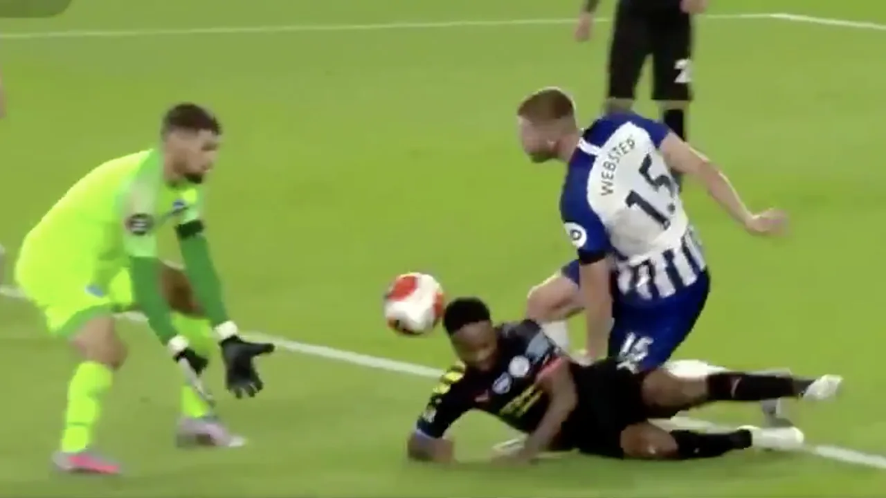 LOL! Sterling scoort klungelgoal met no-look kopbal