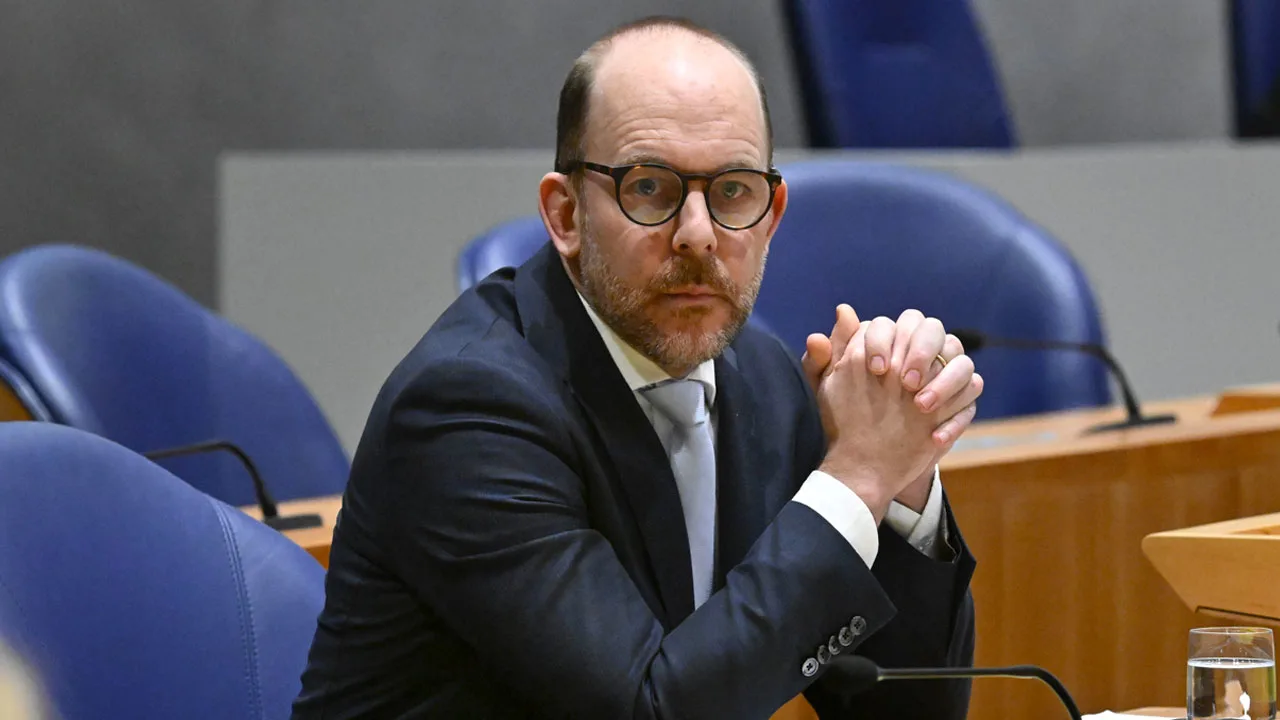 Asielminister vraagt gemeenten met spoed om opvanglocaties: 'Asielketen loopt tegen grenzen aan'