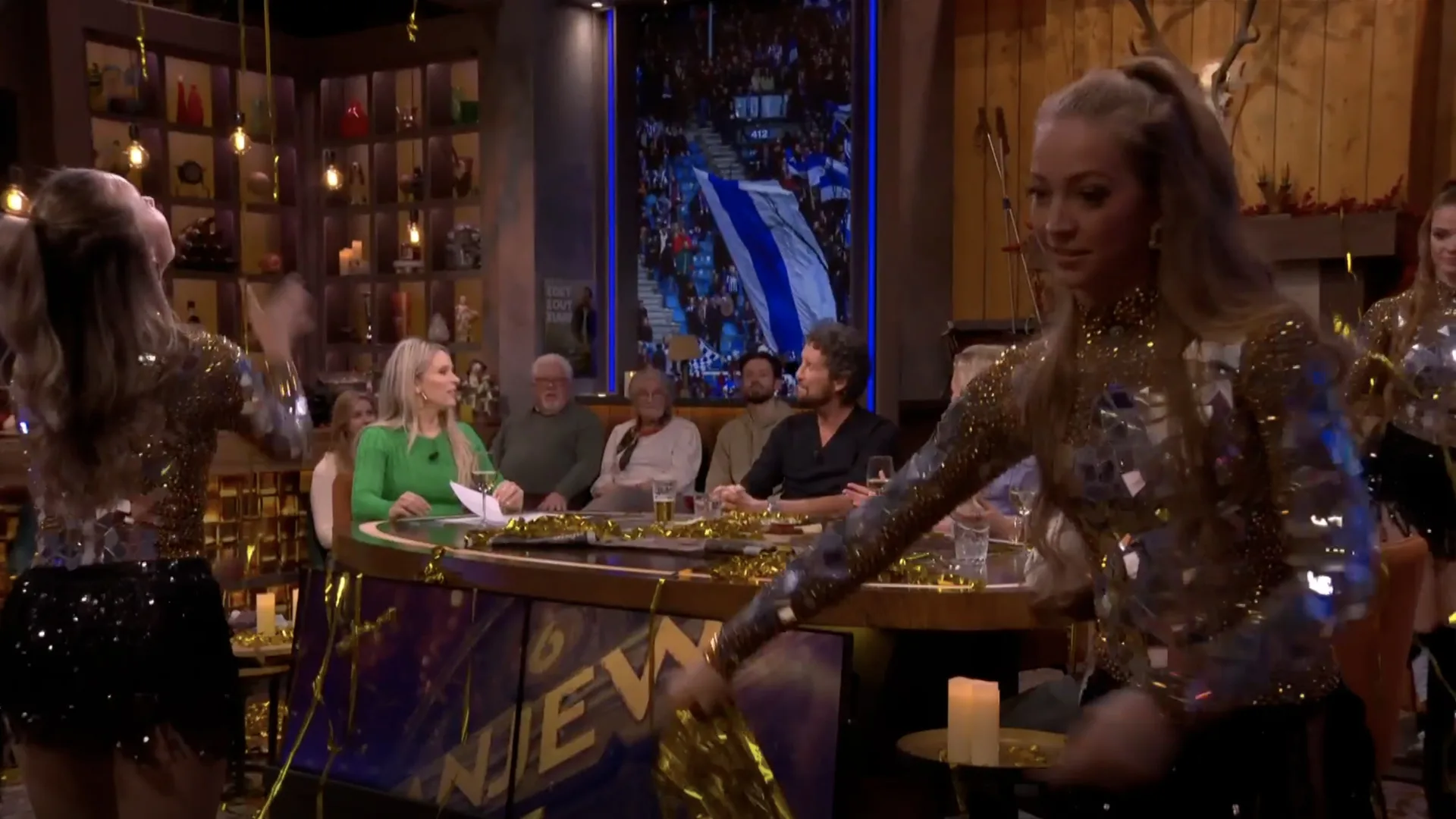 Danseressen komen tijdens uitzending De Oranjewinter plotseling de studio inlopen...