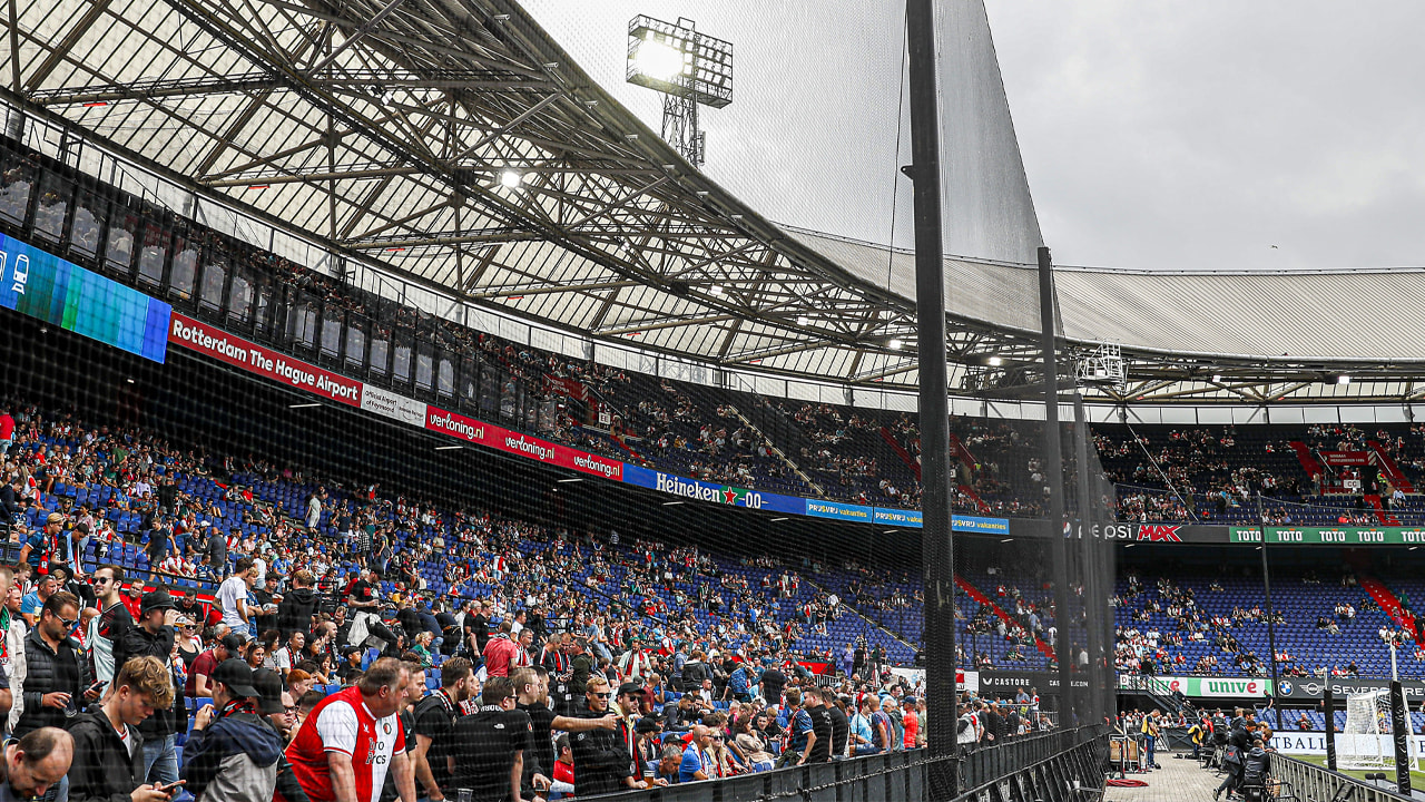 Feyenoord verwijdert palen en netten die rond het veld staan in De Kuip