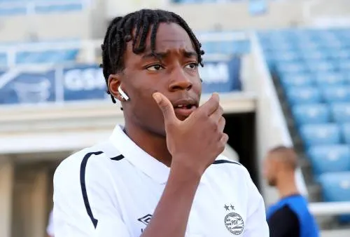 Engels talent Madueke viert verjaardag met nieuw PSV-contract