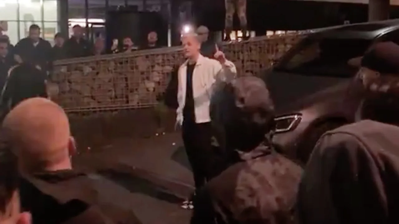 Van de Beek neemt afscheid van Ajax-supporters: 'Boys, hou de landstitel hier'