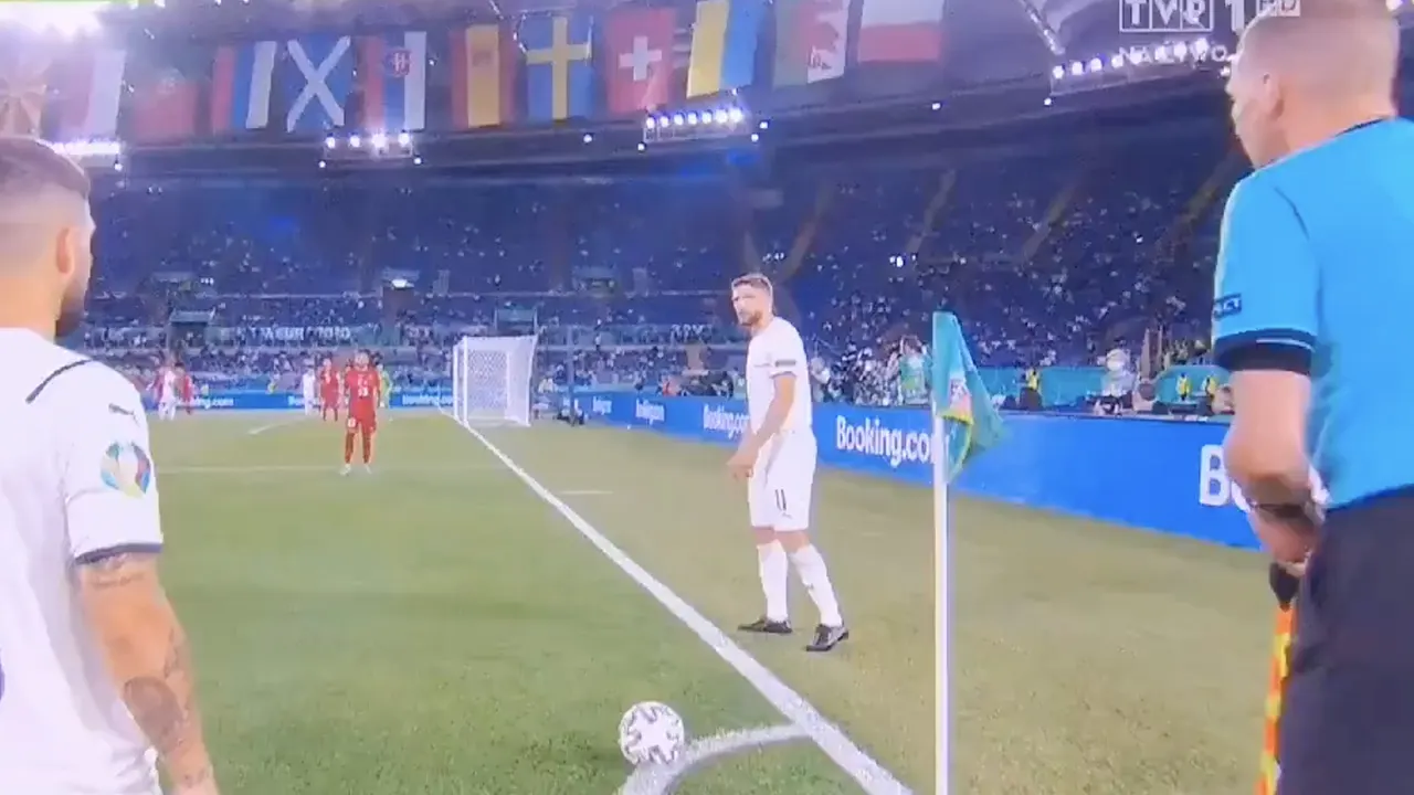 Assistent-scheidsrechter Makkelie gaat viral na blunder met spelregel