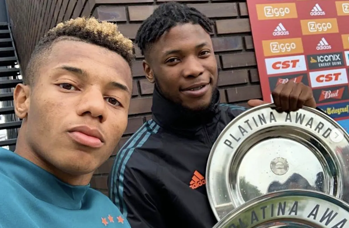 Rapper Sevn Alias krijgt platina award voor 'Ajax-nummer'
