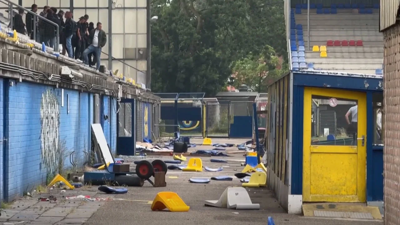 Zware vernielingen bij oud Cambuur-stadion: stoelen losgerukt en brand gesticht