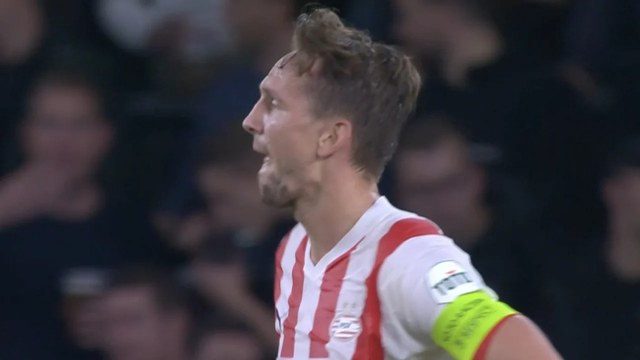 KANS: De Jong krijgt grote kopkans, maar grensrechter vlagt voor buitenspel