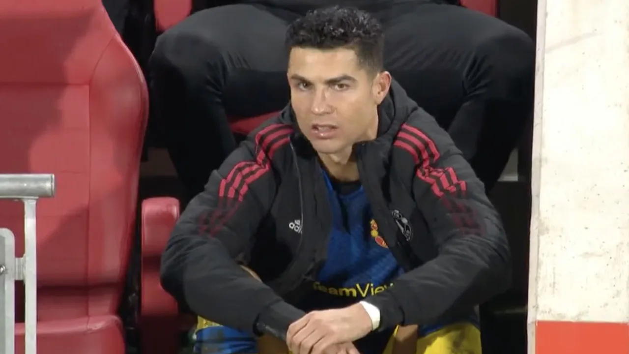 Cristiano Ronaldo is NOT AMUSED door wissel in 71e minuut