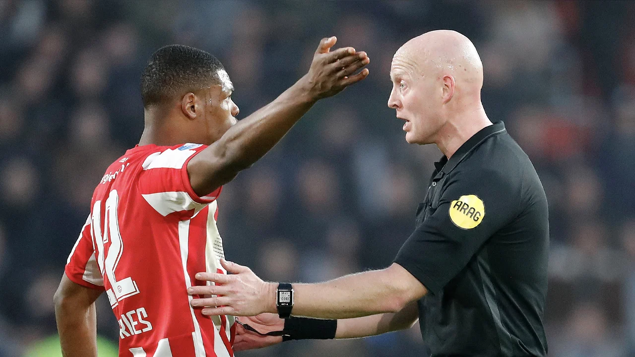 PSV verspeelt in slotfase twee punten tegen FC Twente: 1-1