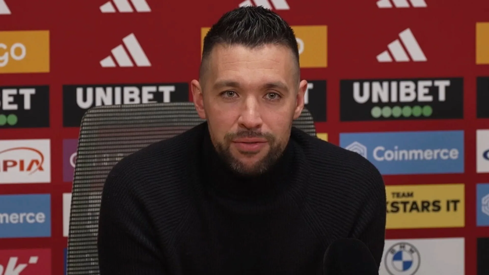 Farioli was geëmotioneerd na winst Klassieker: 'Deze groep verdient een moment als dit!'