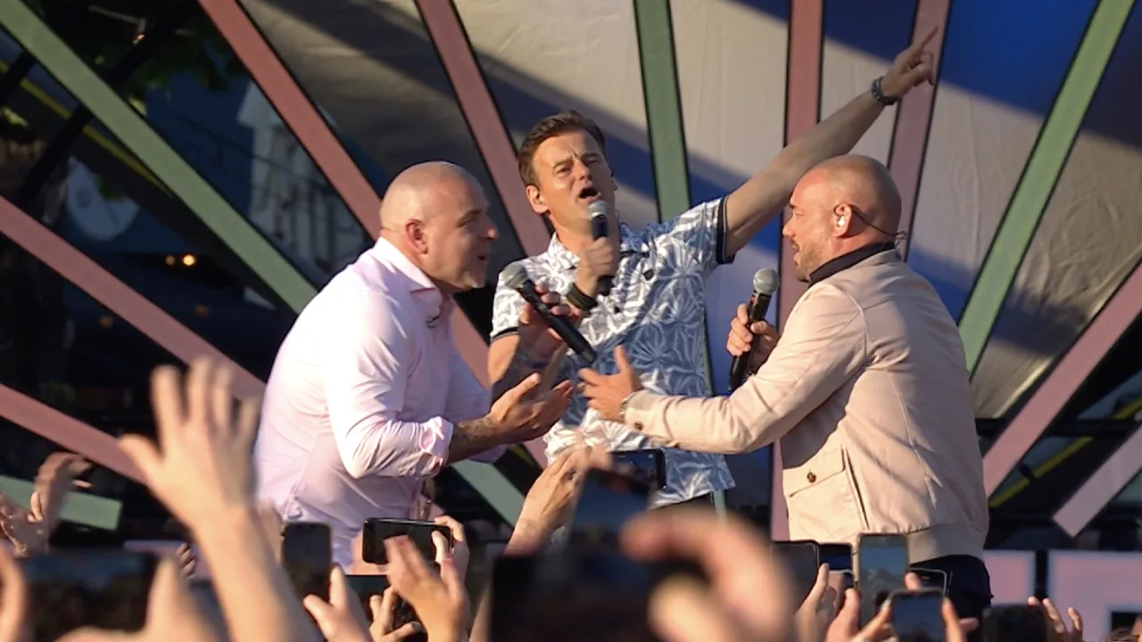 Zien: Het optreden van Wilfred, Andy en Wesley bij het Muziekfeest op het Plein!