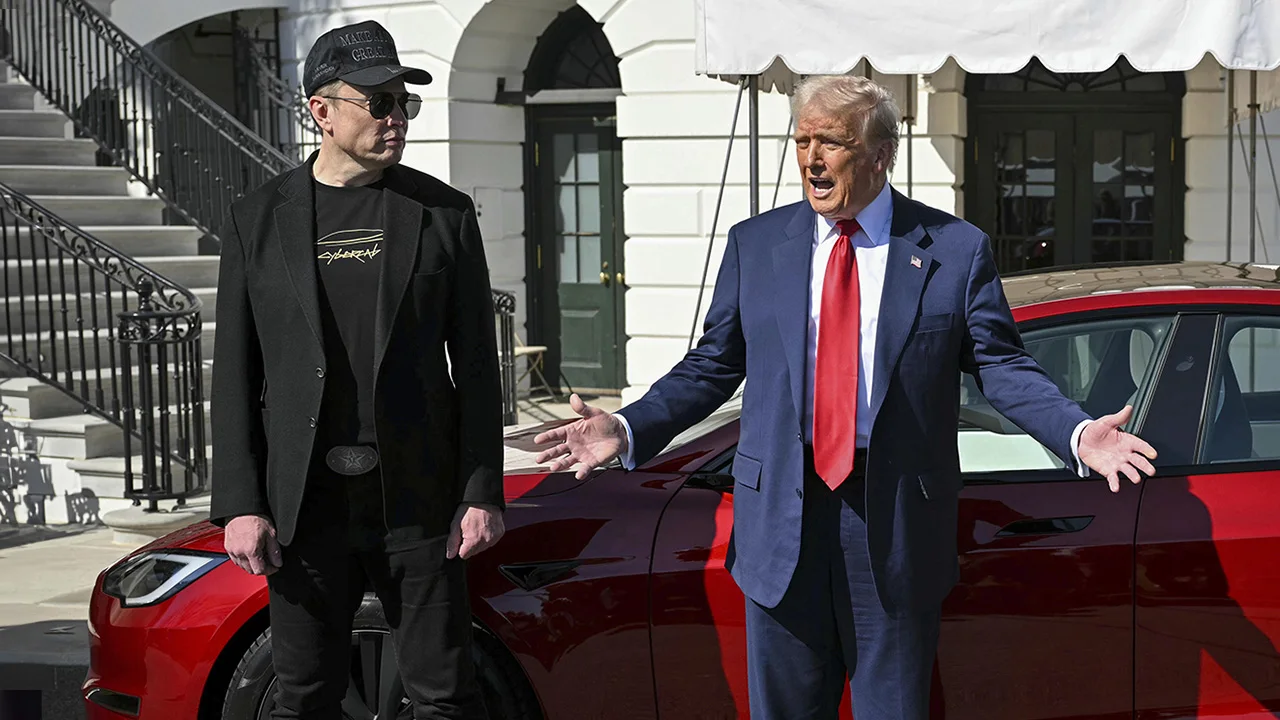 Donald Trump wil van zijn rode Tesla af na publieke ruzie met Elon Musk