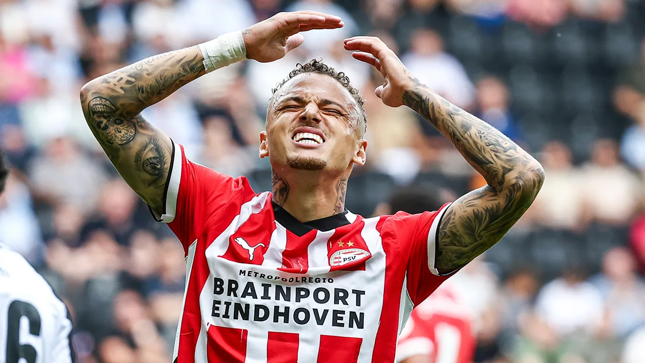 Noa Lang baalt van gefrustreerd gedrag na wissel: 'Ik ben vader, dit moet ik niet doen'