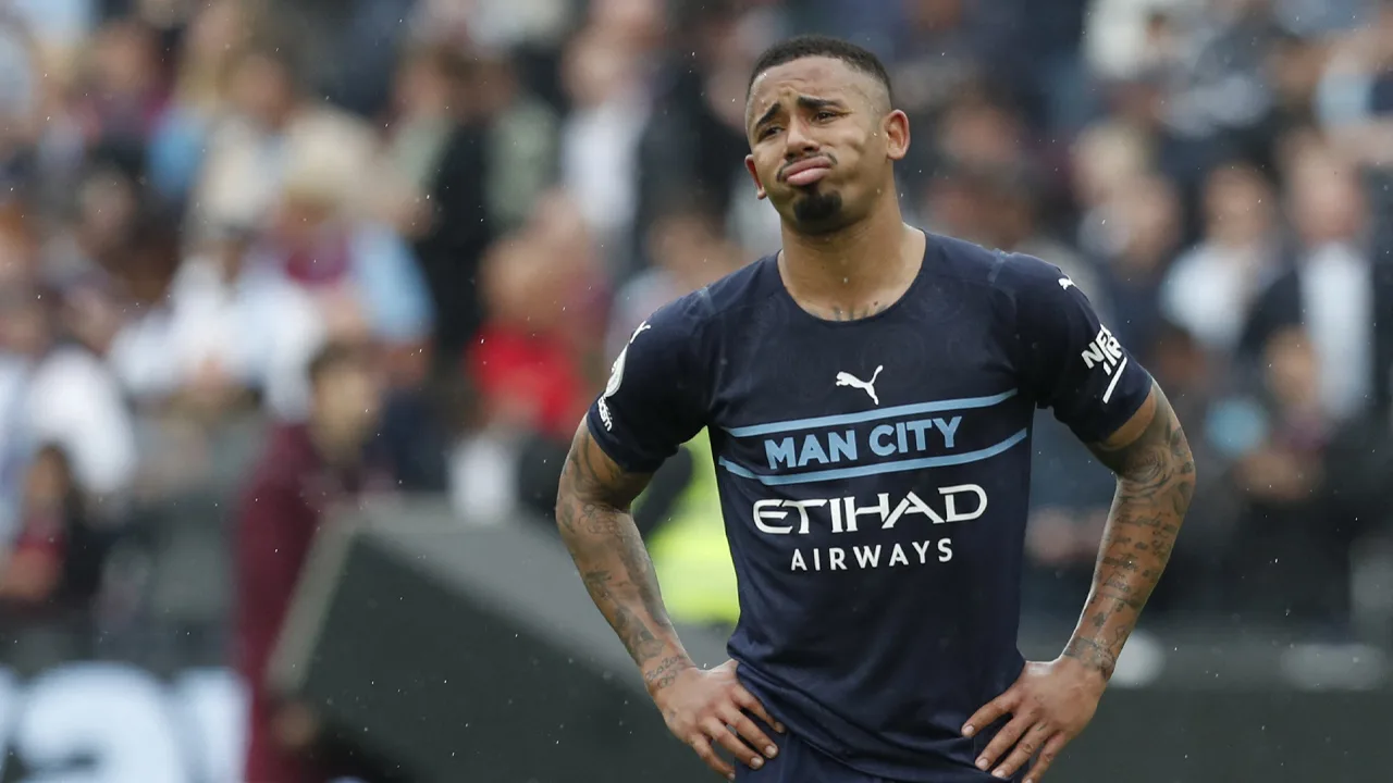 Manchester City ontsnapt aan nederlaag en houdt zicht op titel