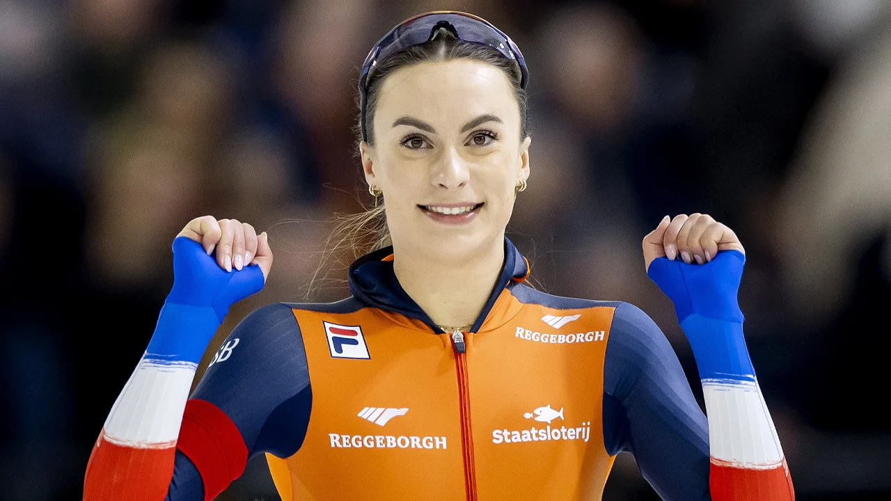 Femke Kok begint WK sprint met zege en baanrecord op 500 meter