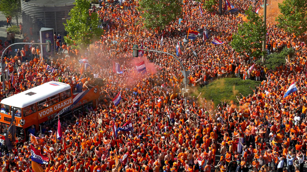 Duitse politie: recordaantal van 100.000 fans op de been in Oranjemars in Dortmund